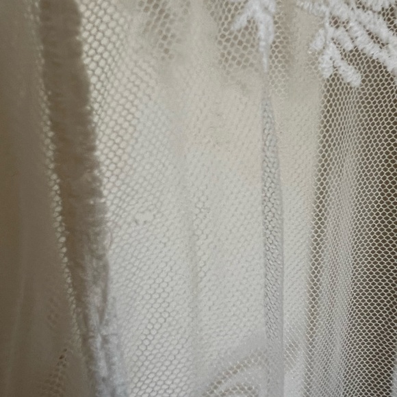 Gorgeous ivory lace duster - Picture 3 of 9